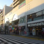 綾瀬駅北口方面、マクドナルドなど